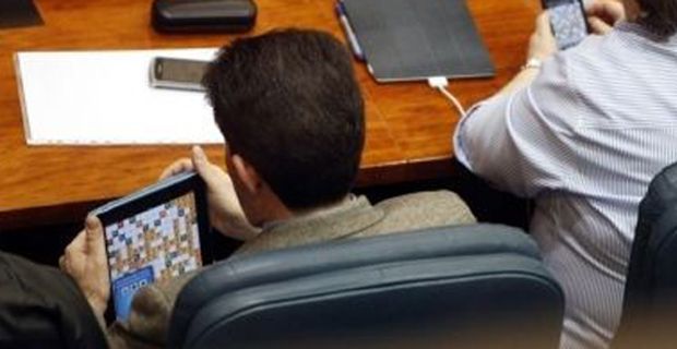 diputados-pp-juego-apalabrados-asamblea-madrid-default